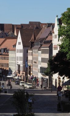NUERNBERG, ALMANY - CIRCA HAZİRAN 2022: Şehir merkezinde insanlar