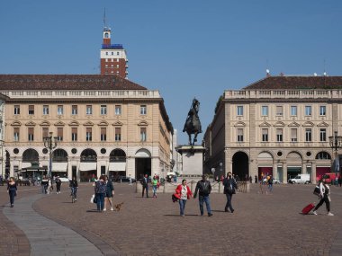 TÜRİN, İTALYA - SİRKA Eylül 2022: Piazza San Carlo Meydanı 'nda İnsanlar