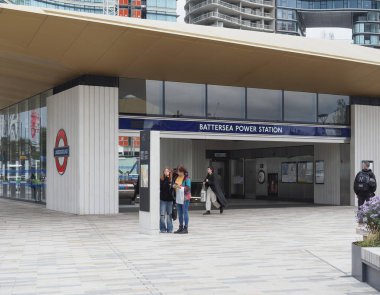 LONDON, İngiltere - CIRCA EKİM 2022: Battersea Elektrik İstasyonu metro istasyonu