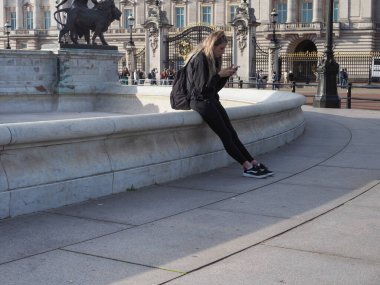 LONDON, İngiltere - CIRCA ECTOBER 2022: Buckingham Sarayı önündeki Queen Victoria Memorial 'da Kadın