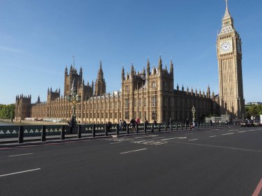 LONDON, İngiltere - CIRCA ECTOBER 2022: Parlamento binaları nam-ı diğer Westminster Sarayı ve Westminster Köprüsü