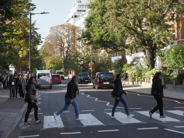 London Circa October 2022 People Crossing Abbey Road Zebra Crossing — ストック写真