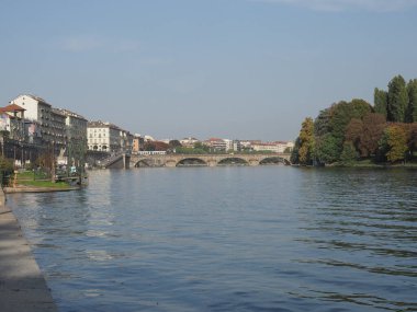 TURIN, İtalya - CIRCA ECTOBER 2022: Fiume Po Çevirisi Po Nehri