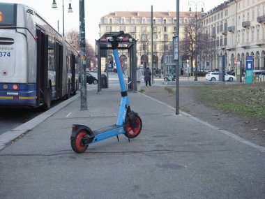 TURIN, İTALYA - CRCA ŞUBAT 2023: Kaldırımda elektrikli scooter