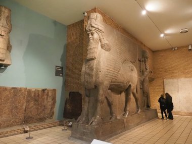 LONDON, İngiltere - CIRCA ECTOBER 2022: Sargon Sarayı 'nın Asur kanatlı boğaları MÖ 860 dolaylarında British Museum' da