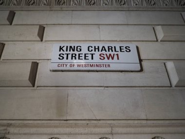 LONDON, İngiltere - CIRCA ECTOBER 2022: Westminster City 'deki King Charles sokak tabelası