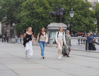 LONDON, İngiltere - CRCA ECTOBER 2022: Trafalgar Meydanı 'nda İnsanlar