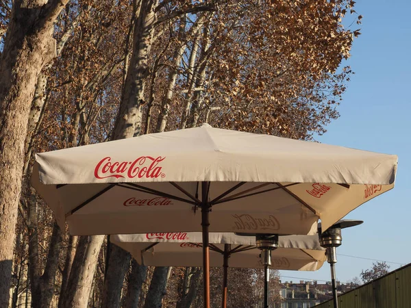 Turin イタリア Circa 2023年2月 屋外バーの傘にコカ コーラの看板 — ストック写真