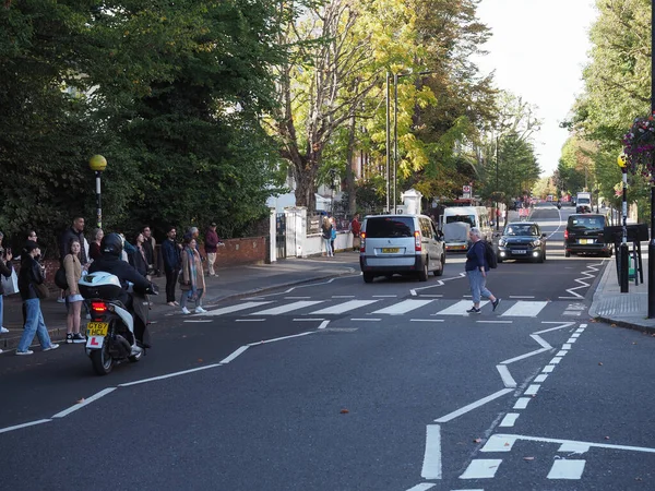 London Circa October 2022 People Crossing Abbey Road Zebra Crossing — Zdjęcie stockowe