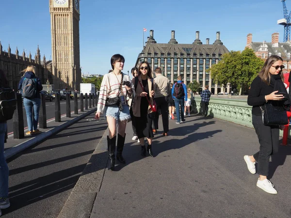 Лондон Великобритания Circa October 2022 Люди Пересекающие Вестминстерский Мост — стоковое фото