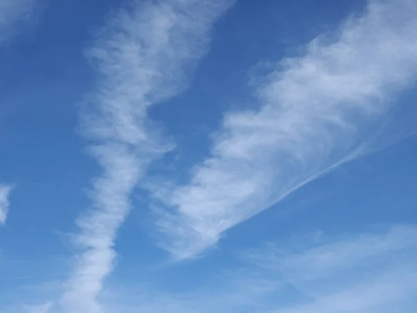 背景として役に立つ雲のある青空 — ストック写真