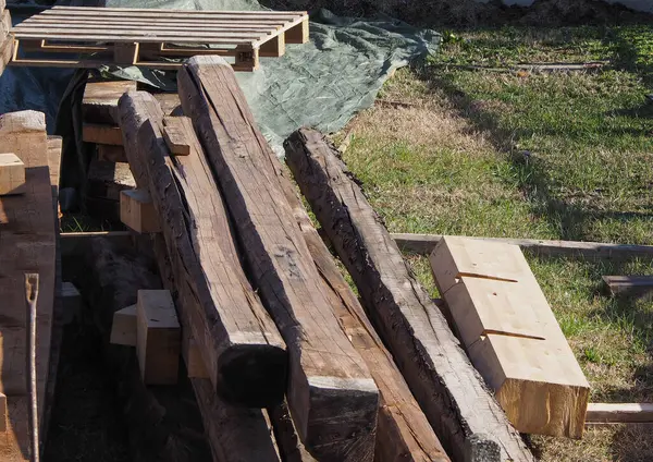 Holzstämme Und Balken Auf Einer Baustelle — Stockfoto