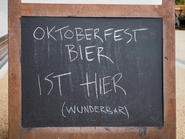 Oktoberfest啤酒师出纳员 Wunderbar翻译Oktoberfest啤酒在这里 精彩的标志 — 图库照片
