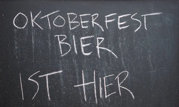 Oktoberfest啤酒师出纳员 Wunderbar翻译Oktoberfest啤酒在这里 精彩的标志 — 图库照片