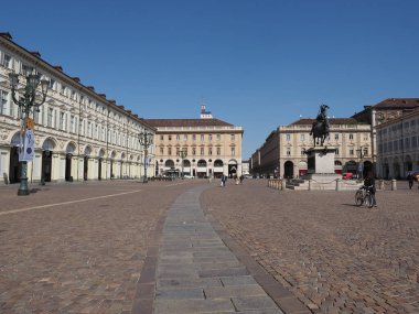 TÜRİN, İTALYA - SİRKA Eylül 2022: Piazza San Carlo Meydanı 'nda İnsanlar