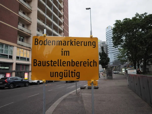 ウィーン オーストリア Circa 2022年8月 Bodenmarkierung Baustellenbeerich Ungueltig Translation Floor Markings — ストック写真