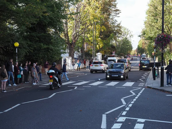 London Circa October 2022 People Crossing Abbey Road Zebra Crossing —  Fotos de Stock