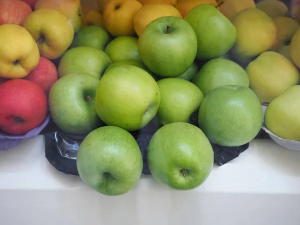 Grüne Oma Schmied Rote Und Gelbe Apfelfrüchte — Stockfoto