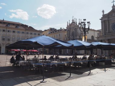 TURIN, İTALYA - CRCA EYLÜL 2022: Piazza San Carlo Meydanı 'ndaki insanlar