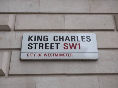 LONDON, İngiltere - CIRCA ECTOBER 2022: Westminster City 'deki King Charles sokak tabelası
