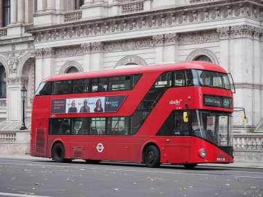 LONDON, İngiltere - CIRCA ECTOBER 2022: Kırmızı çift katlı otobüs 159 Oxford Sirki