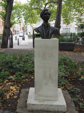LONDON, İngiltere - CIRCA ECTOBER 2022: İngiliz filozof Bertrand Russell 'ın 1980 yılında heykeltraş Marcelle Quinton tarafından Kızıl Aslan Meydanı' ndaki heykeli