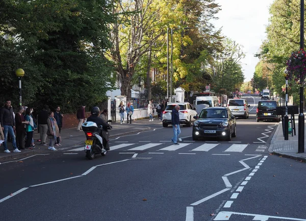 Londra Circa Ottobre 2022 Persone Che Attraversano Abbey Road Attraversano — Foto Stock