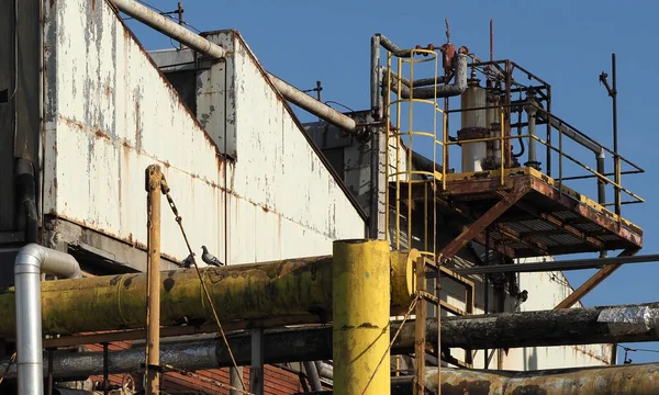 旧的废弃工厂的工业废墟 — 图库照片