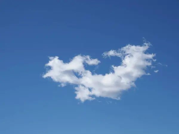 Cielo Azul Con Nubes Solitarias Útiles Como Fondo —  Fotos de Stock
