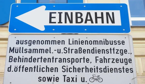 Einbahn Traducción Unidireccional Señal Tráfico Por Carretera —  Fotos de Stock