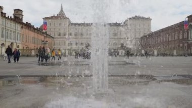 TURIN, İTALYA - CRCA Nisan 2023: Castello Meydanı 'ndaki Çeşme