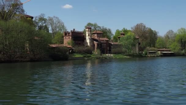 意大利都灵波河上看到的中世纪城堡 Parco Del Valentino — 图库视频影像