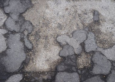Asfalt zeminde asfalt hasarı altında yatan beton tabakanın arka plan olarak kullanışlı olduğunu gösteriyor