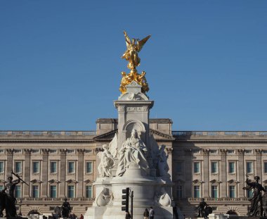 Kraliçe Victoria Anıtı Londra Buckingham Sarayı 'nın önündeki Queen Gardens' da.