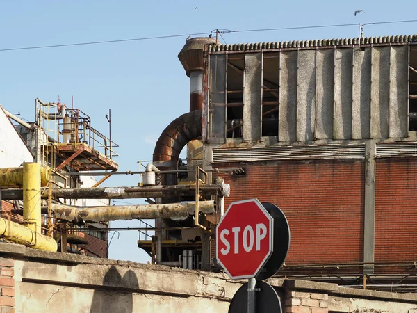 旧的废弃工厂的工业废墟 — 图库照片