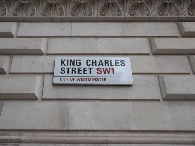 LONDON, İngiltere - CIRCA ECTOBER 2022: Westminster City 'deki King Charles sokak tabelası