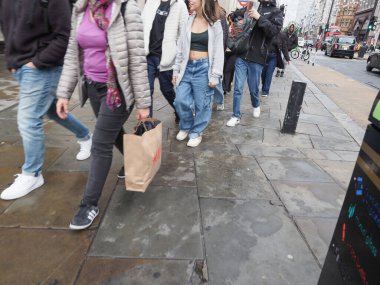 LONDON, İngiltere - CRCA ECTOBER 2022: Oxford Caddesi 'ndeki İnsanlar