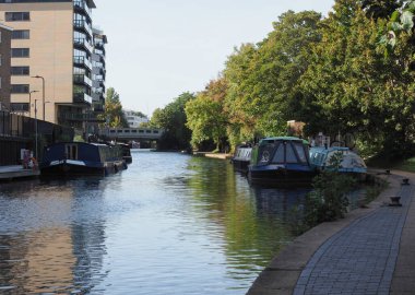 LONDON, UK - CRCA EKİM 2022: Regent 's Canal
