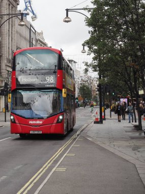 LONDON, İngiltere - CIRCA ECTOBER 2022: 98 Holborn 'a giden çift katlı kırmızı otobüs