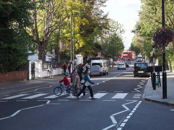 London Circa October 2022 People Crossing Abbey Road Zebra Crossing — Stockfoto
