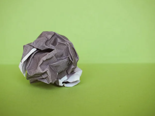 Zmačkaný Papírový Míč Zeleném Pozadí — Stock fotografie