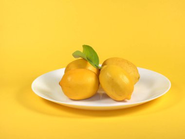 Sarı arkaplan üzerinde dört limon kopyalama alanı