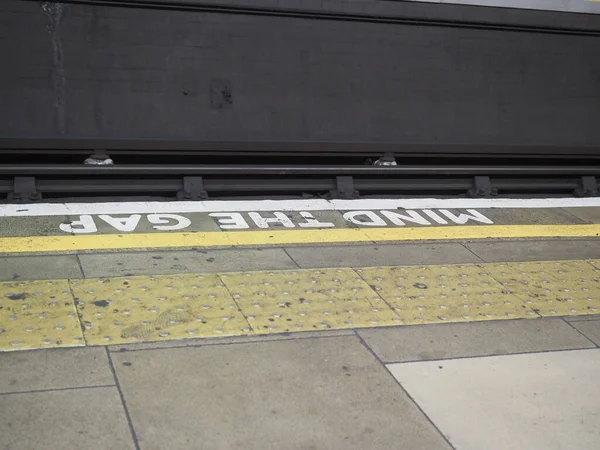注意火车或地铁站台上的缝隙标志 — 图库照片