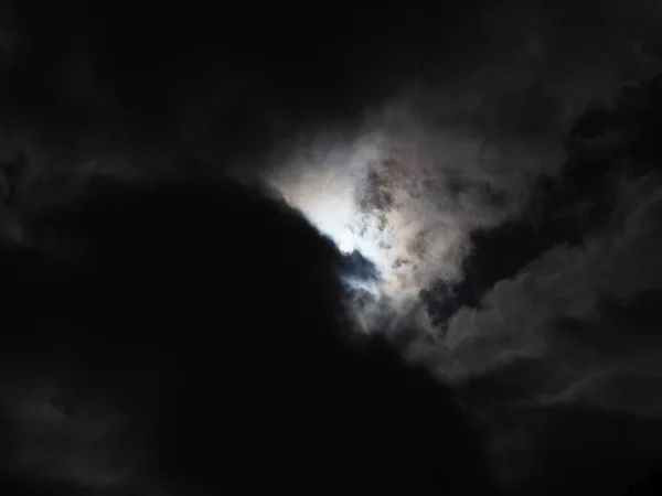 배경으로 먹구름이 휘몰아치는 — 스톡 사진