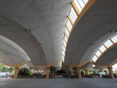 BOLOGNA, İTALYA - CIRCA Eylül 2022: Piazza Lucio Dalla Meydanı 'nda Tettoia Nervi