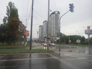 BRATISLAVA, SLOVAKIA - CIRCA EPTEMBER 2022: Yağmurlu bir günde üç kule konutu ve perakende binası