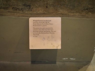 LONDON, İngiltere - CIRCA ECTOBER 2022: Sargon Sarayı 'nın Asur kanatlı boğaları MÖ 860 dolaylarında British Museum' da