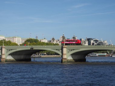 LONDON, İngiltere - CIRCA ECTOBER 2022: Kırmızı çift katlı otobüs