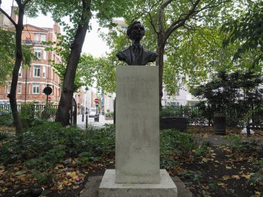 LONDON, İngiltere - CIRCA ECTOBER 2022: İngiliz filozof Bertrand Russell 'ın 1980 yılında heykeltraş Marcelle Quinton tarafından Kızıl Aslan Meydanı' ndaki heykeli