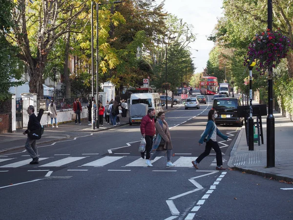 London Circa October 2022 People Crossing Abbey Road Zebra Crossing — Fotografia de Stock